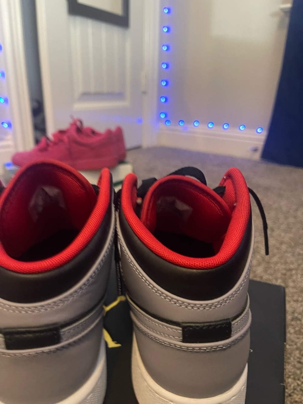 Nike Air Jordan 1 Mid - Black/Grey/Red - Picture 4 of 6
